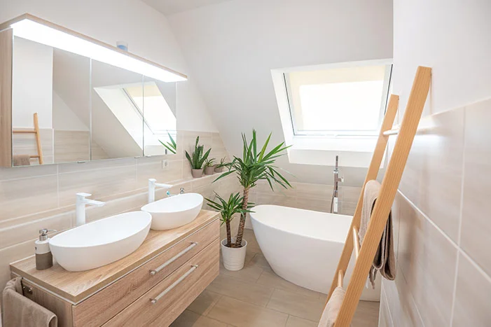 Modernes Badezimmer mit Doppelwaschbecken und Badewanne
